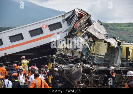 Bandung Regency, West Java, Indonesien. Januar 2024. Offiziere evakuierten den lokalen Bandung Raya Zug, der mit dem Turangga Zug in Cicalengka, Bandung Regency, kollidierte. Derzeit ermitteln die Beamten noch immer die Unfallursache und befinden sich noch im Evakuierungsprozess. (Kreditbild: © Dimas Rachmatsyah/ZUMA Press Wire) NUR REDAKTIONELLE VERWENDUNG! Nicht für kommerzielle ZWECKE! Stockfoto