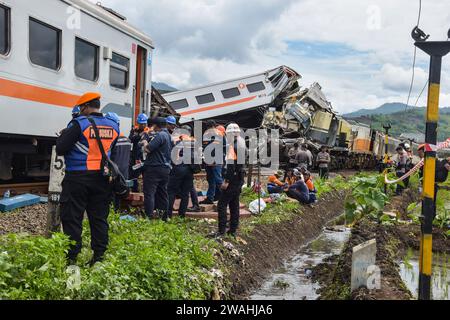 Bandung Regency, West Java, Indonesien. Januar 2024. Offiziere evakuierten den lokalen Bandung Raya Zug, der mit dem Turangga Zug in Cicalengka, Bandung Regency, kollidierte. Derzeit ermitteln die Beamten noch immer die Unfallursache und befinden sich noch im Evakuierungsprozess. (Kreditbild: © Dimas Rachmatsyah/ZUMA Press Wire) NUR REDAKTIONELLE VERWENDUNG! Nicht für kommerzielle ZWECKE! Stockfoto