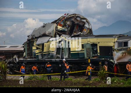 Bandung Regency, West Java, Indonesien. Januar 2024. Offiziere evakuierten den lokalen Bandung Raya Zug, der mit dem Turangga Zug in Cicalengka, Bandung Regency, kollidierte. Derzeit ermitteln die Beamten noch immer die Unfallursache und befinden sich noch im Evakuierungsprozess. (Kreditbild: © Dimas Rachmatsyah/ZUMA Press Wire) NUR REDAKTIONELLE VERWENDUNG! Nicht für kommerzielle ZWECKE! Stockfoto