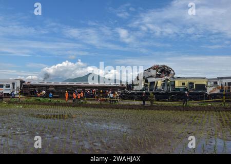 Bandung Regency, West Java, Indonesien. Januar 2024. Offiziere evakuierten den lokalen Bandung Raya Zug, der mit dem Turangga Zug in Cicalengka, Bandung Regency, kollidierte. Derzeit ermitteln die Beamten noch immer die Unfallursache und befinden sich noch im Evakuierungsprozess. (Kreditbild: © Dimas Rachmatsyah/ZUMA Press Wire) NUR REDAKTIONELLE VERWENDUNG! Nicht für kommerzielle ZWECKE! Stockfoto