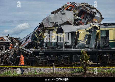 Bandung Regency, West Java, Indonesien. Januar 2024. Offiziere evakuierten den lokalen Bandung Raya Zug, der mit dem Turangga Zug in Cicalengka, Bandung Regency, kollidierte. Derzeit ermitteln die Beamten noch immer die Unfallursache und befinden sich noch im Evakuierungsprozess. (Kreditbild: © Dimas Rachmatsyah/ZUMA Press Wire) NUR REDAKTIONELLE VERWENDUNG! Nicht für kommerzielle ZWECKE! Stockfoto