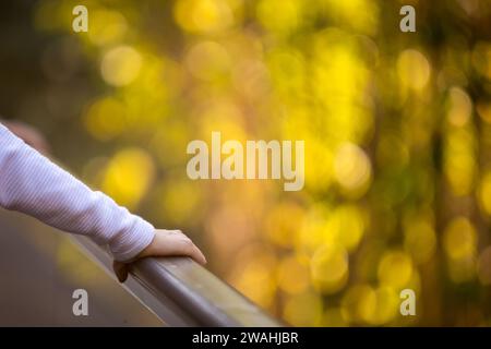 Frauen, die Travelator-Geländer greifen Stockfoto