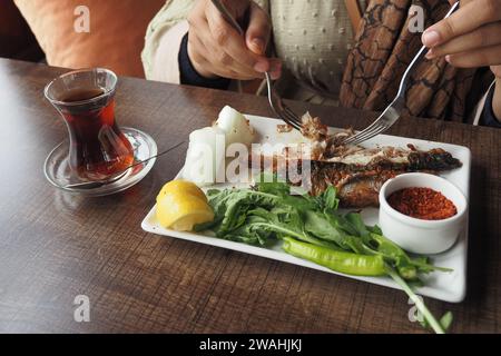 Frittiertes Fischfilet mit Gemüse essen, Stockfoto