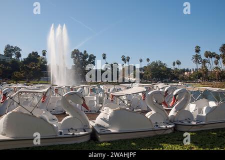 LOS ANGELES, CA, USA – 29. OKTOBER 2022: Schwanenboote können auf dem Echo Park Lake gemietet werden Stockfoto