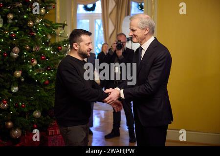 Oslo, Norwegen. Dezember 2023. Ukrainischer Präsident WOLODYMYR ZELENSKI besucht das Königreich Norwegen. Händeschütteln mit dem norwegischen Premierminister JONAS GAHR in der repräsentativen Residenz der Regierung in Oslo. Zelensky traf am Mittwoch in Oslo ein, um sich mit den Führern der fünf nordischen Nationen auf ihrem Gipfel der nordischen Führer zu treffen. Sie sind wichtige Unterstützer in Kiews Kampf gegen die russische Invasion. Da die im Juli von der Ukraine eingeleitete Gegenoffensive nicht die erwarteten Ergebnisse bringt, versucht Zelenski, die Unterstützung unter den Verbündeten der Ukraine angesichts wachsender Dissens wieder aufzubauen. (Kreditbild: © Pr Stockfoto