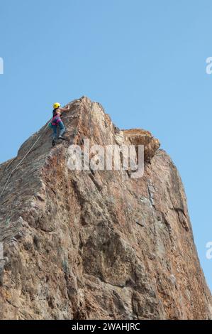 Point Dume, Malibu, Kalifornien - 3. September 2017. Yang Klettererin in Schutzhelm, abseilen von Klippenfelsen Stockfoto