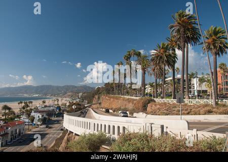 Los Angeles County, Kalifornien, USA - 24. November 2023. Santa Monica - Stadt, Bucht, Strand und Pacific Coast Highway, Panoramablick Stockfoto