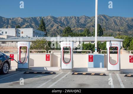 Burbank, Kalifornien, USA – 4. Juni 2023. Tesla Ladestationen auf einem öffentlichen Parkplatz Stockfoto