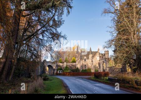 Die East Lodge, Castle Grant Torhaus im Herbst. Grantown auf Spey, Morayshire, Schottland Stockfoto