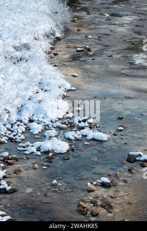 Fluss Gairn im Schnee und Eis, Gairnshiel, Cairngorms, Highlands, Schottland Stockfoto