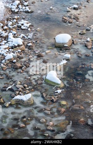 Fluss Gairn im Schnee und Eis, Gairnshiel, Cairngorms, Highlands, Schottland Stockfoto