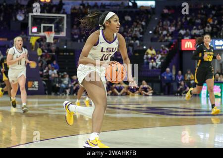 Baton Rouge, LA, USA. Januar 2024. LSU's Angel Reese (10) will im Pete Maravich Assembly Center in Baton Rouge, LA, im Basketballspiel der NCAA Women's Basketball zwischen den Missouri Tigers und den LSU Tigers zum Korb fahren. Jonathan Mailhes/CSM/Alamy Live News Stockfoto