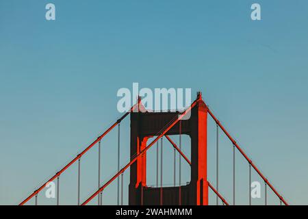 Nahaufnahme der Spitze des Turms der berühmten berühmten Golden Gate Bridge über dem blauen Himmel, Kalifornien, USA Stockfoto