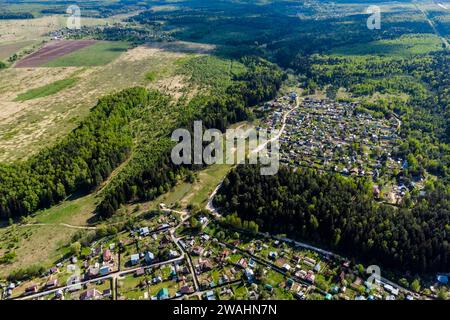 Blick aus einer hohen Höhe auf die Landschaft zwischen Feldern und Wäldern Stockfoto
