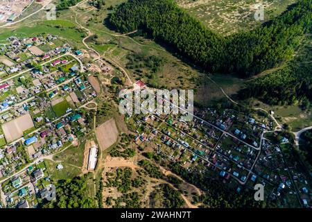 Blick aus einer hohen Höhe auf die Landschaft zwischen Feldern und Wäldern Stockfoto