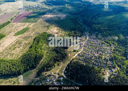 Blick aus einer hohen Höhe auf die Landschaft zwischen Feldern und Wäldern Stockfoto