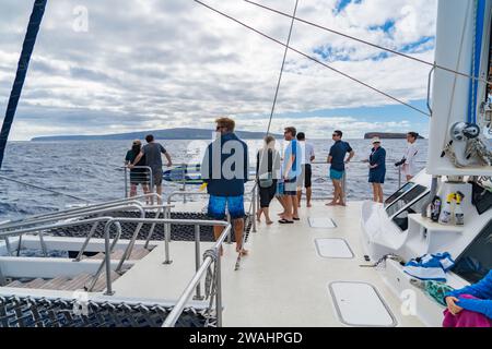 Gruppe beschäftigte sich mit Walbeobachtung auf einem Ausflug zum Meer auf Maui Stockfoto