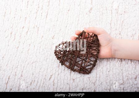 Handgefertigte Stroh Herzen oder Valentines Tag Objekt in der Hand Stockfoto