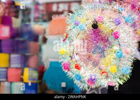 Kopf Krone aus schönen fake Blumen Kranz Stockfoto