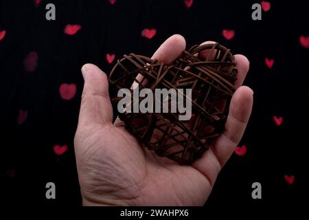 Handgefertigte Stroh Herzen oder Valentines Tag Objekt in der Hand Stockfoto