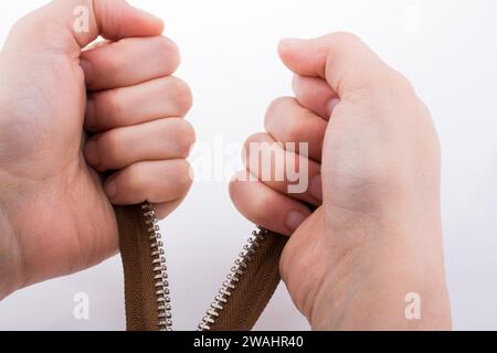 Hand mit Reißverschluss Farbe auf weißem Hintergrund Stockfoto