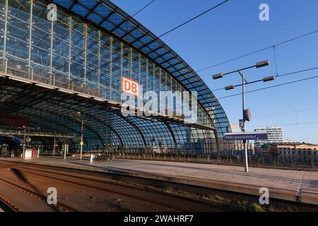 Kein Zug und keine Passagiere am Berliner Hauptbahnhof. Die gewerkschaft Verdi und die Eisenbahn- und verkehrsunion (EVG) sind für 24 streikend Stockfoto