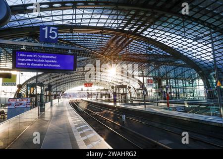 Kein Zug und keine Passagiere am Berliner Hauptbahnhof. Die gewerkschaft Verdi und die Eisenbahn- und verkehrsunion (EVG) sind für 24 streikend Stockfoto