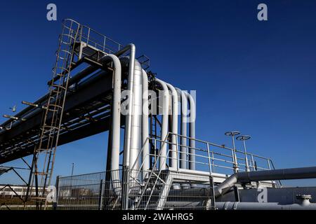 Rostock, 08.02.2023, Rohölpipeline der Oelhafen Rostock GmbH, EUROPORTS. Die Ölpipeline versorgt die PCK-Raffinerie in Schwedt Stockfoto