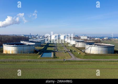 Mit Rohöl gefüllte Tanks bei der Oelhafen Rostock GmbH, EUROPORTS. Die PCK-Raffinerie in Schwedt wird von hier aus über eine Pipeline mit Rohöl versorgt Stockfoto