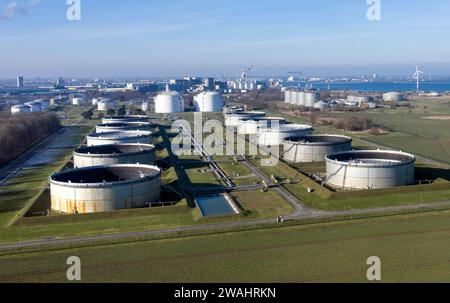 Mit Rohöl gefüllte Tanks bei der Oelhafen Rostock GmbH, EUROPORTS. Die PCK-Raffinerie in Schwedt wird von hier aus über eine Pipeline mit Rohöl versorgt Stockfoto