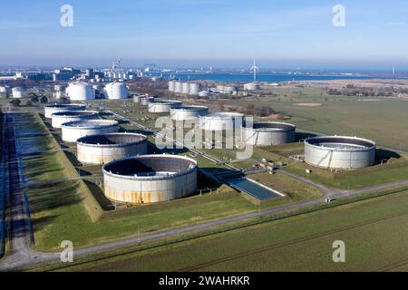 Mit Rohöl gefüllte Tanks bei der Oelhafen Rostock GmbH, EUROPORTS. Die PCK-Raffinerie in Schwedt wird von hier aus über eine Pipeline mit Rohöl versorgt Stockfoto