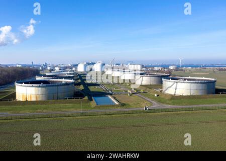 Mit Rohöl gefüllte Tanks bei der Oelhafen Rostock GmbH, EUROPORTS. Die PCK-Raffinerie in Schwedt wird von hier aus über eine Pipeline mit Rohöl versorgt Stockfoto