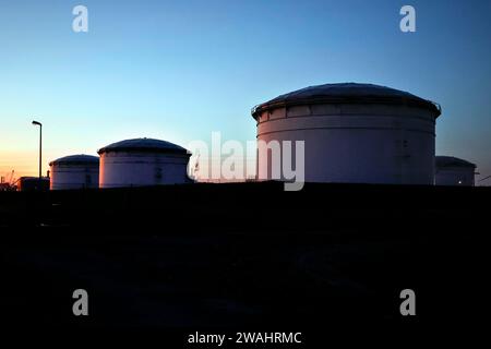 Mit Rohöl gefüllte Tanks bei der Oelhafen Rostock GmbH, EUROPORTS. Die PCK-Raffinerie in Schwedt wird von hier aus über eine Pipeline mit Rohöl versorgt Stockfoto