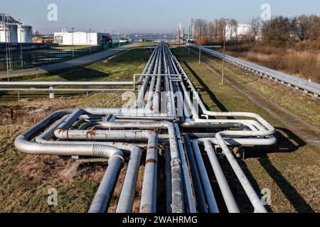 Rohölpipeline der Oelhafen Rostock GmbH, EUROPORTS. Die Ölpipeline versorgt die PCK-Raffinerie Schwedt, Rostock, 08/02/2023 Stockfoto