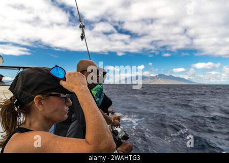 Tourist mit Fernglas auf der Suche nach Mauis Unterwasserwelt Stockfoto