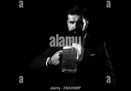 Bierkneipen und Bars. Mann mit Bierkrug. Fröhlicher Brauer, der Glas mit Bier hält. Stockfoto