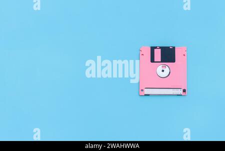 Eine Diskette, die auf blauem Hintergrund isoliert ist. Nach einigen Änderungen. Stockfoto