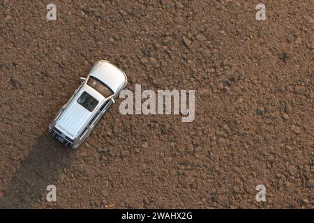 Konzept für Reisen und Outdoor-Aktivitäten. Foto eines Spielzeugautos auf der Straße. Nach einigen Änderungen. Stockfoto