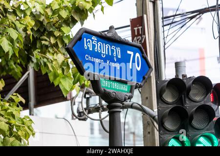 Ein blaues Straßenschild in Bangkok, Thailand. Stockfoto