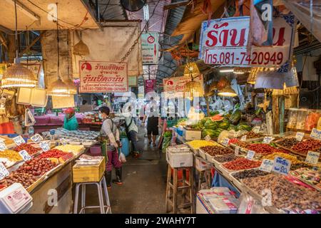 Das farbenfrohe Interieur des Mae Klong Fresh Market, Thailand. Stockfoto