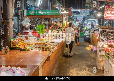 Das farbenfrohe Interieur des Mae Klong Fresh Market, Thailand. Stockfoto