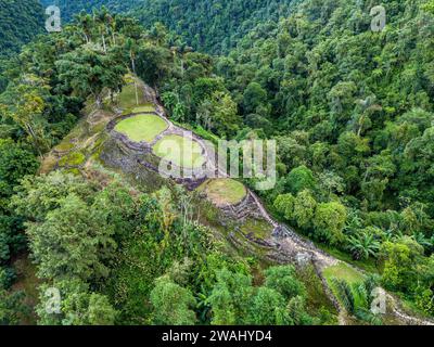 Versteckte antike Ruinen der Tayrona Zivilisation Ciudad Perdida im Herzen des kolumbianischen Dschungels. Luftaufnahme von oben. Verlorene Stadt Teyuna. Santa M. Stockfoto