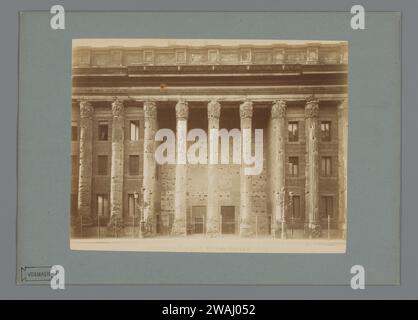 Tempel des Hadrian in Rom, Italien, Anonym, 1851 - 1890 Foto Rom Pappe. Tempel mit Papieralbumendruck, Schrein  Tempel der römischen Religion Hadrianus Stockfoto