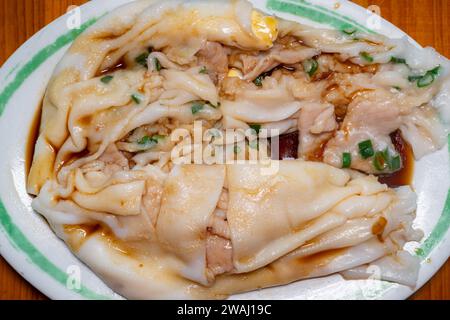 Traditionelle kantonesische Küche von oben mit Cheong Fun oder Reisnudelrollen oder gedämpften Vermicelli-Brötchen, horizontale Komposition Stockfoto