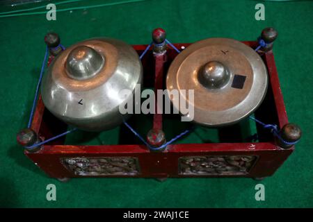 Kenong ist auch eines der traditionellen Musikinstrumente in Zentral-Java, das Gamelan-Instrumente komponiert. Kenong wird in der Regel von einem Schläger getroffen. Stockfoto