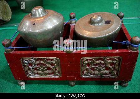 Kenong ist auch eines der traditionellen Musikinstrumente in Zentral-Java, das Gamelan-Instrumente komponiert. Kenong wird in der Regel von einem Schläger getroffen. Stockfoto