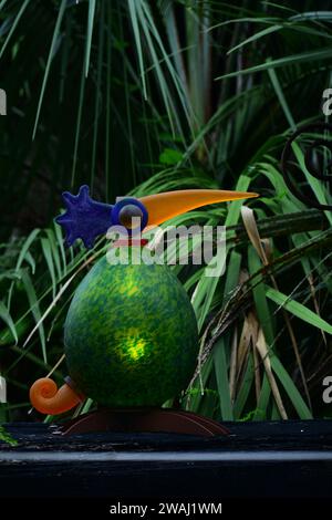 Matakana, Neuseeland. Sculptureum Park. Lustige Gartenskulptur, die einen nicht identifizierten Vogel darstellt, möglicherweise Kiwi. Glas und rostiges Metall. Stockfoto