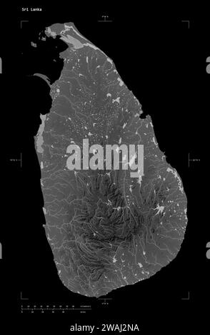 Form einer grauen Höhenkarte mit Seen und Flüssen Sri Lankas, mit Entfernungsskala und Kartengrenzkoordinaten, isoliert auf Schwarz Stockfoto