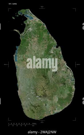 Form einer hochauflösenden Satellitenkarte Sri Lankas mit Entfernungsskala und Kartengrenzkoordinaten, isoliert auf Schwarz Stockfoto