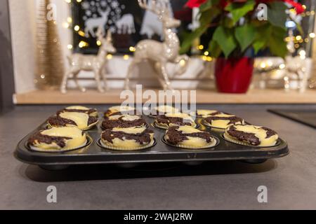 Nahaufnahme frischer hausgemachter Schokoladen-Käsekuchen-Muffins Stockfoto